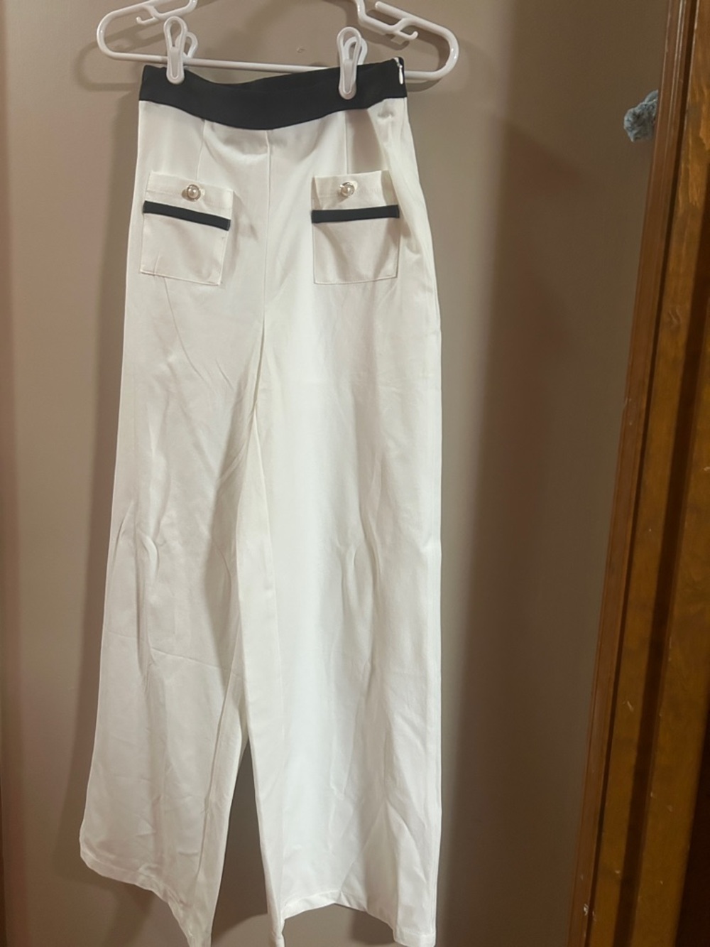 SHEIN White Straight Leg Jeans with Black Waistband & Pocket Trim